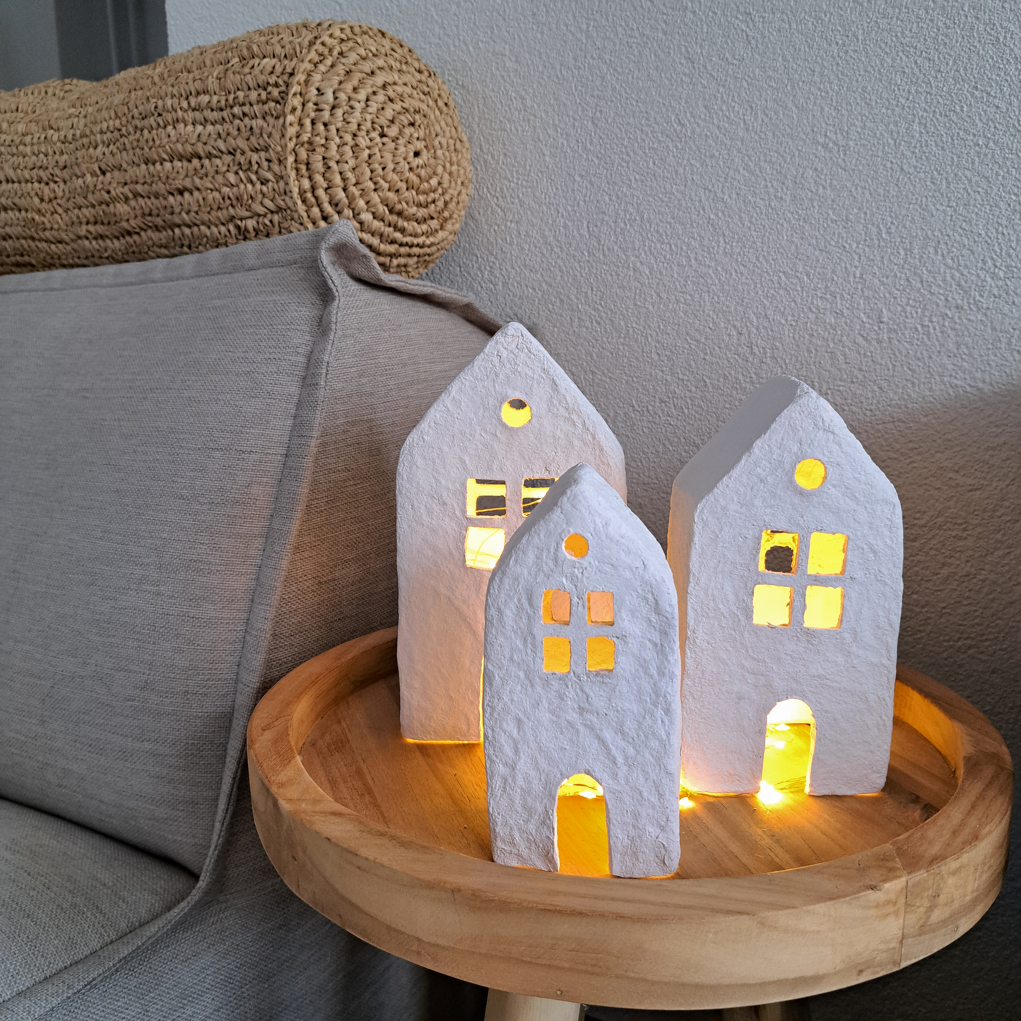 Huisjes van papier machè