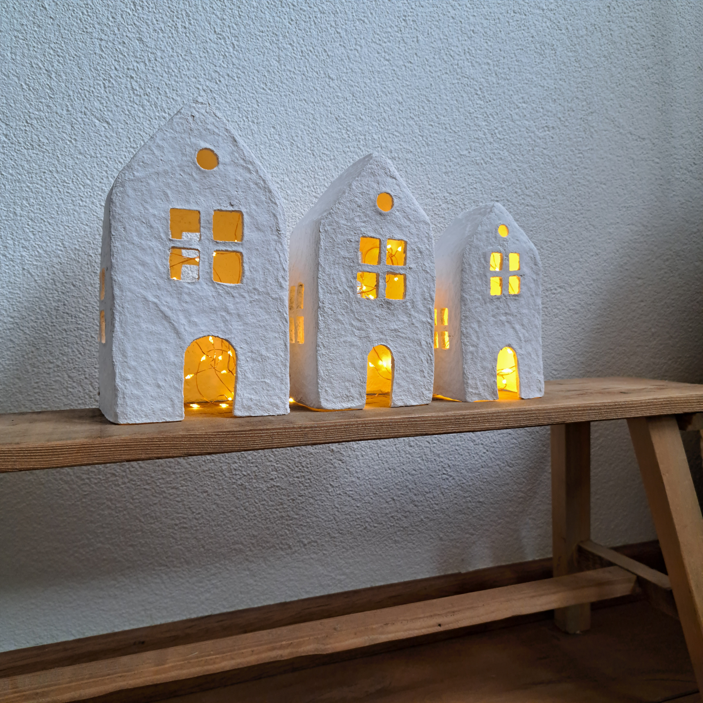 Huisjes van papier machè
